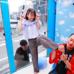 【素人】マジックミラー号 絶対に気持ちよくなってはイケない！！！愛する彼氏とはミラー越し30cmの状況でくすぐり我慢ゲームと称して凄腕AV男優の妙技でHにいじくりたおす！！！ 鎖骨の綺麗なオフショル女子5名収録│マジックミラー号│1sdmm00212