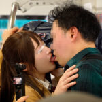 【素人】一般男女モニタリングAV 仲良し女子○校生限定 ドキドキ逆痴●チャレンジ！他の乗客にバレないように隠れてパンティ見せ・ベロキス・手コキ・フェラ！過激なミッションでエスカレートしたJ○たちはそのまま電車内でこっそりセックス！逆3P生中出しスペシャル！│DEEP’S│dvmm00122