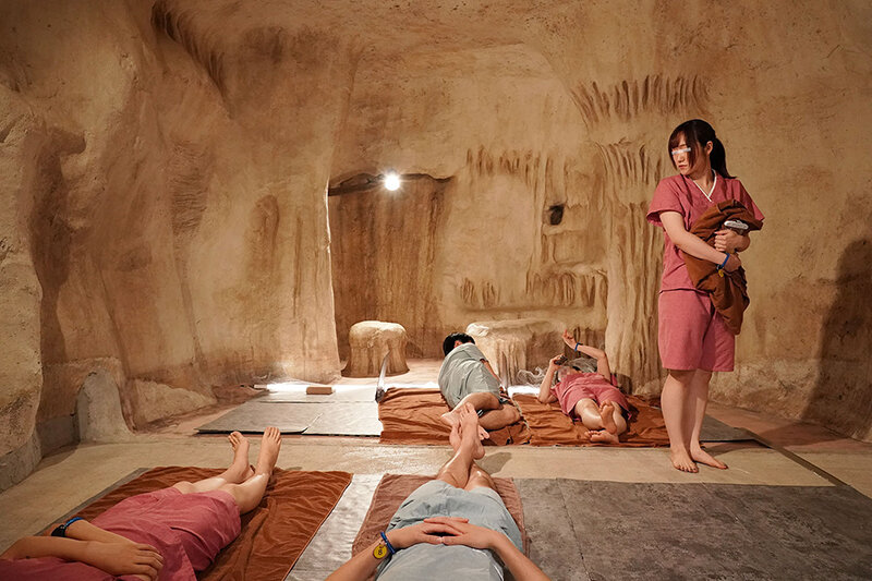 【素人】一般男女モニタリングAV 巨乳女子大生限定 こっそり逆NTRチャレンジ 岩盤浴でカップルの彼氏チ○ポを隣の彼女にバレずにサイレント抜き 過激すぎるミッションでHなイタズラ心がエスカレートした女子大生はそのまま生挿入 スローピストンで汗だく絶頂 全員生中出し│DEEP’S│dvmm00176