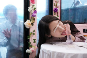 【素人】一般男女モニタリングAV×マジックミラー便コラボ企画 愛する夫の目の前で路上NTR！清楚な人妻が「お口だけでコンドーム装着」に挑戦！ノーハンドでデカチンを咥えたご無沙汰妻のオマ○コは欲しがり汁が溢れ出す！旦那の目の前で寝取って最後はゴムを外して生中出し！│DEEP’S│dvmm00186