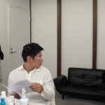 【素人】男と女のモニタリング観察 Vol.3 ムッチムチな爆乳エロメイクさんに誘惑された、人気タレントAさん│ムラっch│h_1534grmr00179