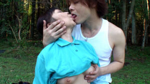 【素人】もうすぐ六十路の熟女がAVに応募。森の木陰で淫乱中出しSEX！太陽の下で本能丸出しAV撮影！│即ヌキ│h_1724a076g00011