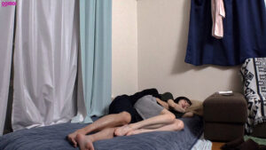 【素人】素人妻が一般大学生の自宅にコンドーム1つ渡され一泊一度のゴム姦では満足できず宿泊中2度もガチ中出しを許してしまう騎乗位で巨乳揺らす淫靡妻 まゆみさん 32歳│COSMOSPICTURES（ソフト・オン・デマンド）│1hawa00316