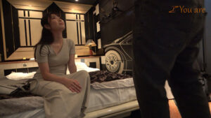 【素人】沖縄から旅行に来たツルツルの天然娘をナンパしたらねっとり系のドスケベだったので巨根で奥に中出しでヨガらせてみた│----│1koja00038