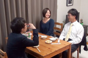 【素人】上司の奥さんのピタパン尻にバックからねじ込むデカチン即ハメ！いきなりの快感に喘ぎ声を我慢しつつも部下社員の激ピストンで耐えきれずに絶頂堕ち！入浴中の旦那の横でバレずに生中出し！！めぐみ│DEEP’S│dkra00701