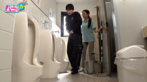 【素人】ニンゲン観察 「おしっこ舐めて綺麗にしましょうか？」働く男性のおち●ぽ掃除が生き甲斐の、トイレ清掃バイトのド変態お姉さん│ムラっch│h_1534grmr00187