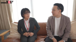 【素人】いつでもちゃんと人の気持ちを汲んだ前向きな言葉で元気をくれるコミュ力高めの頼れる処女SOD女子社員 童貞さんと初AV出演 総務部 中途1年目 大隈睦心 31歳│SOD女子社員│1sdjs00358