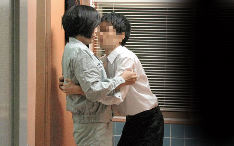 【素人】掃除婦のおばさんにわざと勃起したチ●ポを見せて「手コキだけでも…?」とお願いしたら、どんな結末が…!!?4時間│----│dbnk00101