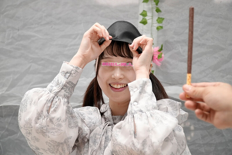 【素人】顔出しMM号 女子大生限定 ザ・マジックミラー お口の中身はなんだろな？ 2 こっそり出されたデカチンをじ～っくり舐め回して無意識に濡れちゃった女子大生はオマ○コ生挿入でイキまくり！│ザ・マジックミラー（MM号・MM便）│dvmm00098