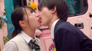 【素人】一般男女モニタリングAV×マジックミラー便コラボ企画 アオハル限定 田舎のウブな女子○校生が童貞の同級生男子を初めての筆おろし体験！狭い車中で2人っきりになっただけで大興奮！ガチガチ勃起の男子チ○ポに迫られて恥じらいながらも膣がキュンキュンしちゃった純朴娘…│DEEP’S│dvmm00198