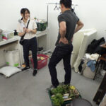 【素人】ニンゲン観察 深夜のバラシタイム、エログッズ宝庫なAV会社の倉庫で先輩を電マでブルブルからかい勃起させ誘惑する小悪魔すぎる後輩ADちゃん│ムラっch│h_1534grmr00143