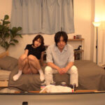 【素人】ニンゲン観察 男友達と仲良くAV鑑賞…してるうちにオマ〇コウズウズ！我慢できず友人のチ〇ポに手を掛ける、淫乱すぎる女友達│ムラっch│h_1534grmr00149