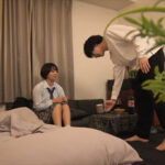 【素人】ニンゲン観察 憧れのバイト先の店長を頼って家出したJ系、規格外の超巨根で処女喪失し未来のデカチン狂いが確定する。│ムラっch│h_1534grmr00169