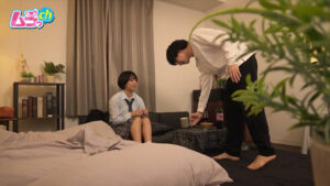 【素人】ニンゲン観察 憧れのバイト先の店長を頼って家出したJ系、規格外の超巨根で処女喪失し未来のデカチン狂いが確定する。│ムラっch│h_1534grmr00169