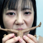 【素人】あずさちゃんが唾液たっぷりM男人形舐めまわし│M男人形舐界│h_1651bwd0100005