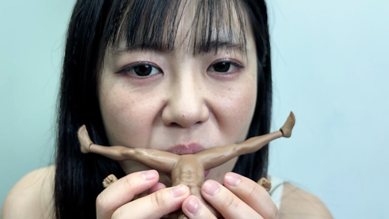 【素人】あずさちゃんが唾液たっぷりM男人形舐めまわし│M男人形舐界│h_1651bwd0100005