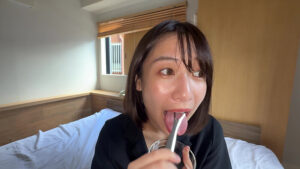 【素人】【個人撮影】湊波流の舌ブラシで「汚舌苔」採取！│やっちまん│h_1651y00326