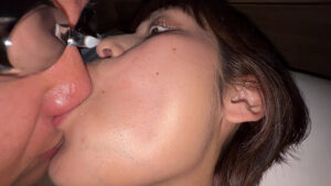 【素人】【個人撮影】玉城夏帆を押し倒して舌の根元の口臭嗅ぎ│やっちまん│h_1651y00335