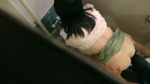 【素人】女性トイレに突っ伏していた色白ギャル系女性に忍び寄る魔の手！隠し撮りされた行為！│即ヌキ│h_1724a106b00009