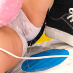 【素人】素人バラエティ 街行く女子〇生がおしっこ我慢中に‘固定電マ’ツイスターゲーム！羞恥ポーズで敏感おま〇こを刺激され恥じらいお漏らし痙攣イキ！！人生初のメス堕ちSEX！！│素人参加バラエティー│1svvrt00055