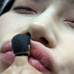 【素人】ひなみちゃんがM男人形を唾液たっぷり舐めまわす│M男人形舐界│h_1651bwd0100004