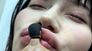 【素人】ひなみちゃんがM男人形を唾液たっぷり舐めまわす│M男人形舐界│h_1651bwd0100004