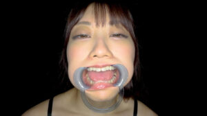 【素人】【個人撮影】笠木いちかの口内観察 舌を磨いて指しゃぶって開口器で口内見せながら喜悦(よが)る│やっちまん│h_1651y00266a