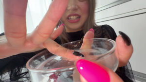 【素人】【個人撮影】菊池はるの舌ブラシで「汚舌苔」採取│やっちまん│h_1651y00348