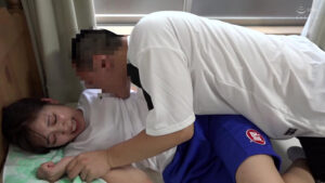 【素人】男2人に激しくヤられて涙目の汗だくセックス│ティッシュシコレール│h_1825tssr02605