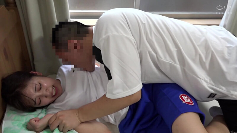 【素人】男2人に激しくヤられて涙目の汗だくセックス│ティッシュシコレール│h_1825tssr02605