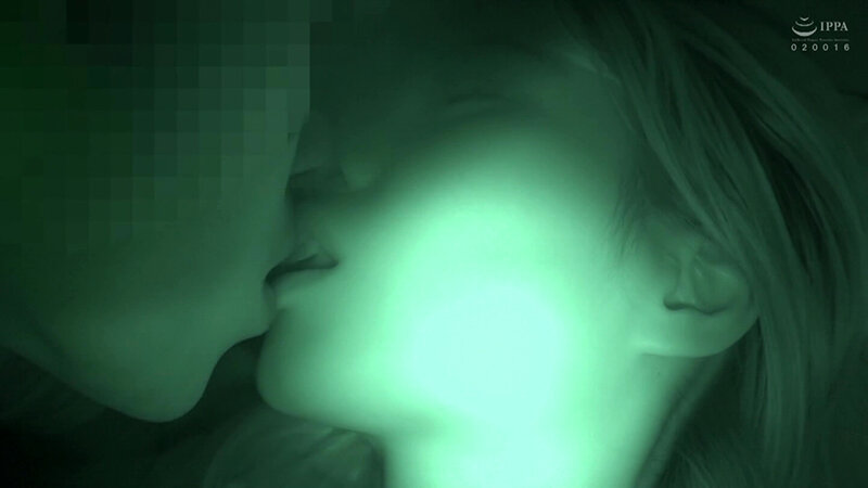 【素人】寝ているところに乱入!!友達の横でえっちしちゃうスケベなスレンダー女子!│ティッシュシコレール│h_1825tssr02606