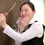 【素人】しごいてしゃぶってヌキまくり！！大手航空会社勤務の憧れのキャビンアテンダントが無数に生えた壁ち○ぽの即ヌキに挑戦！黒パンスト美脚CAうみかさん│DEEP’S│dkra00201