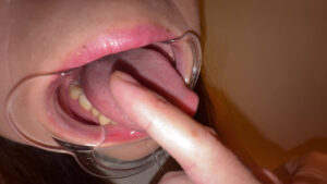 【素人】【個人撮影】赤城穂波 初喉チンコ触り＆超長舌を開口器で観察│やっちまん│h_1651y00276