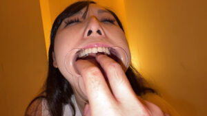【素人】【個人撮影】横山夏希の喉チンコ触り＆肉厚舌を開口器で観察│やっちまん│h_1651y00289