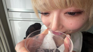 【素人】【個人撮影】安堂はるの 舌ブラシで「汚舌苔」採取│やっちまん│h_1651y00295