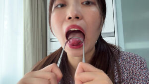 【素人】【個人撮影】水月みおの舌ブラシで「汚舌苔」採取│やっちまん│h_1651y00369