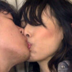 【素人】アソコがグチョグチョ糸引き状態のスレンダーな熟女は男が動くと声が漏れちゃう全身性感帯！│即ヌキ│h_1724a040b00005