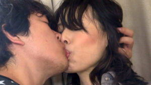 【素人】アソコがグチョグチョ糸引き状態のスレンダーな熟女は男が動くと声が漏れちゃう全身性感帯！│即ヌキ│h_1724a040b00005