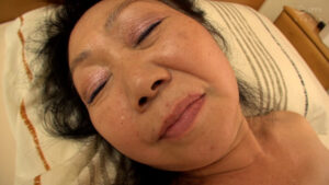 【素人】隣のおばちゃん的な熟女が初めてのカメラの前でのSEXに女の悦びを感じ淫乱開花の中出しSEXでイキまくる！│即ヌキ│h_1724m889g00007