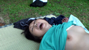 【素人】58歳農家の熟女もSEXしたい！農作業の途中で青空の下野外SEX！│即ヌキ│h_1724m915g00012