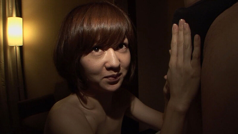 【素人】1年以上も相手にしてくれない旦那に嫌気がさして大胆にもAV出演しちゃうパッチリ二重の素人奥様！ねっとりフェラで肉棒を大きくさせたら自ら肉棒を奥底に迎え入れてガチイキSEX！│即ヌキ│h_1724v088i00010