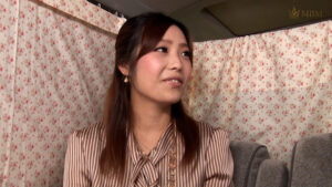 【素人】街行くおしゃれで素敵な美脚奥様をファッションインタビューと謝礼をちらつかせロケ車に誘い下着の中身チェック！？旦那に怒られると言いつつ股間を露わにイキまくる性欲旺盛不貞妻に中出し！│即ヌキ│h_1724m836g00008