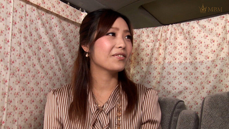 【素人】街行くおしゃれで素敵な美脚奥様をファッションインタビューと謝礼をちらつかせロケ車に誘い下着の中身チェック!?旦那に怒られると言いつつ股間を露わにイキまくる性欲旺盛不貞妻に中出し!│即ヌキ│h_1724m836g00008