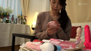 【素人】ドリンクのお試しに訪れた部屋に置かれた大人のおもちゃに興味津々の熟女さん！ひとりになった部屋でこっそりバイブオナニー！そのまま他人棒で淫乱中出しSEX！│即ヌキ│h_1724m894g00005