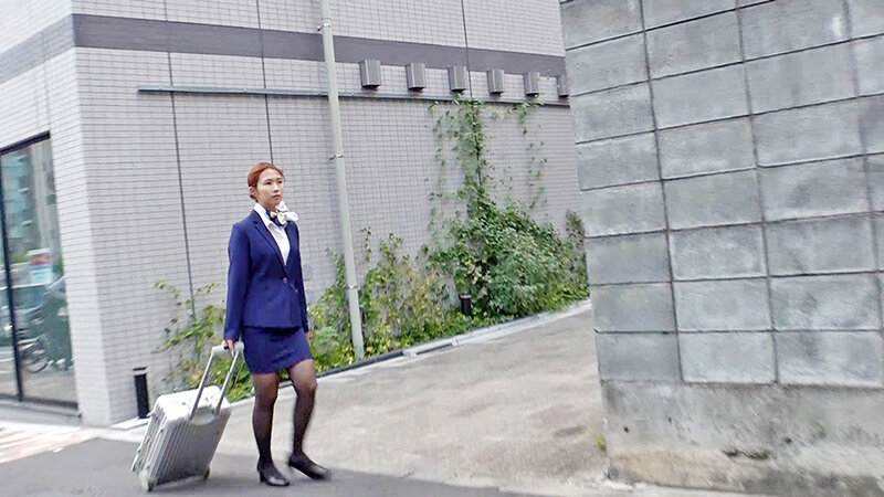 【素人】航空会社勤務の現職キャビンアテンダントさん!女性経験無しのシャイな童貞の悩みを解決してもらえませんか? フル勃起した童貞チ○ポにフライト帰りでムラムラしてるCAさんが赤面発情!? みとさん 和久井美兎│IENFH│1ienfh32302