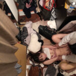 【素人】玄関セックス 扉の向こう側でチ●ポをしゃぶりハメ狂う淫乱女たち│ビッグモーカル│57bdst00110