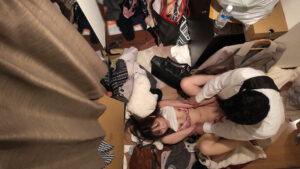 【素人】玄関セックス 扉の向こう側でチ●ポをしゃぶりハメ狂う淫乱女たち│ビッグモーカル│57bdst00110