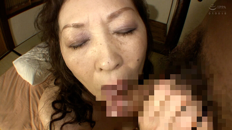 【素人】腹上●が心配になるほどの高齢熟女さんに遠慮なくガン突きまくり一番奥を貫かれ切なく乱れる初撮り熟女│即ヌキ│h_1724h067g00005