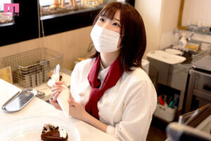 【素人】新人 ミ〇ュ〇ン2つ星店で修行中の顔バレNGパティシエ素人娘 性欲強すぎて勢いでマスク取っちゃっておっぱい丸出し中出しAV debut！！ りんちゃん│MOODYZ Fresh│mifd00485