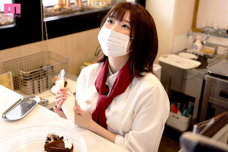 【素人】新人 ミ〇ュ〇ン2つ星店で修行中の顔バレNGパティシエ素人娘 性欲強すぎて勢いでマスク取っちゃっておっぱい丸出し中出しAV debut!! りんちゃん│MOODYZ Fresh│mifd00485